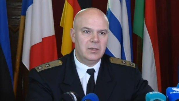 Вицеадмирал от НАТО проверява сигурността в Черно море